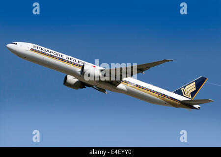 Eine Boeing 777 der Singapore Airlines im Flug über Italien. Stockfoto