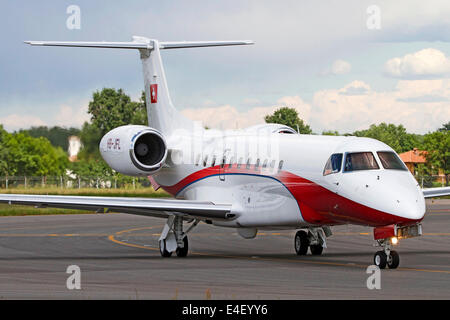 Eine Embraer Legacy 600 Privatjet Rollen am Flughafen von Turin, Italien. Stockfoto