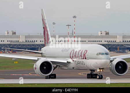 Qatar Airways Cargo Boeing 777 an Flughafen Milano Malpensa, Italien. Stockfoto