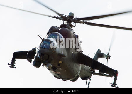 Polnische Armee Mil Mi-24V Hind im Flug, Phalsbourg, Frankreich. Stockfoto