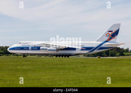 An-124 Ruslan von Volga Dnepr Airlines, beauftragte für die NATO, Berlin, Deutschland. Stockfoto