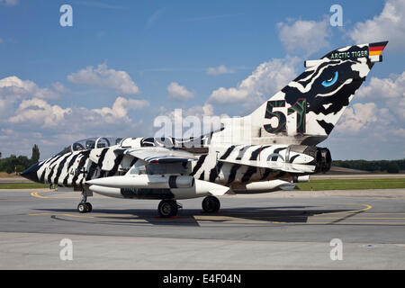 Deutsche Luftwaffe Tornado-Flugzeuge der deutschen Aufklärung Flügel 51 in Tiger Meet Markierungen, Neuburg, Deutschland. Stockfoto