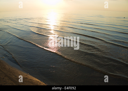 Sonnenuntergang über Meer in Ostsee, Lettland Stockfoto