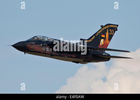 Deutsche Luftwaffe Tornado Flugzeug der deutschen taktischen Flügel 33 Jahrestag Markierungen, Neuburg, Deutschland. Stockfoto