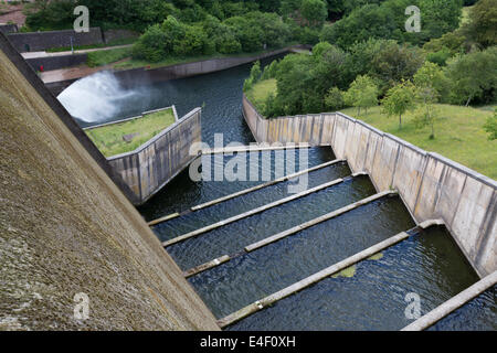 Überlauf - eine Art Überlauf, gesehen auf der Suche über den Damm am Wimbleball Stausee auf Exmoor trat. Stockfoto