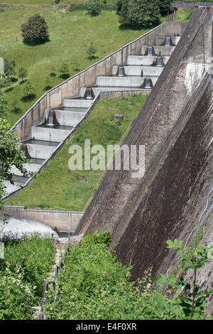 Überlauf - eine Art Überlauf und der Damm am Wimbleball Stausee auf Exmoor getreten. Stockfoto