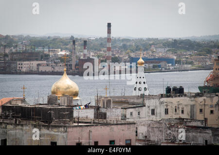 Russische orthodoxe Kirche mit Fabrik Rauch Stacks im Hintergrund, Havanna, Kuba Havanna Vieja (Altstadt) Stockfoto