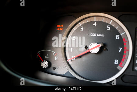 Check Engine Licht - Dashboard-Warnleuchte Stockfoto