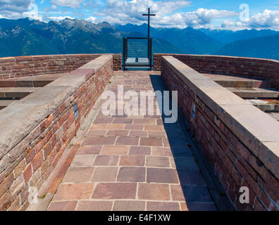 Bottas berühmte alpine Kirche "Santa Maria Degli Angeli" auf Monte Tamaro im Schweizer Tessin County. Stockfoto