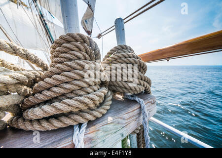 Hölzernen Riemenscheiben auf eine alte Yacht. Stockfoto