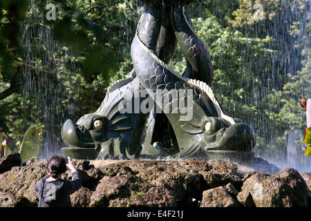 Schließen Sie oben von den verschlungenen Delphinen (oder Fisch?), die den Victoria-Brunnen im alten Steine Gärten, Brighton zu unterstützen. Stockfoto