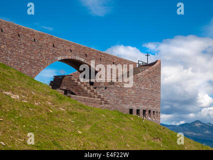 Bottas berühmte alpine Kirche "Santa Maria Degli Angeli" auf Monte Tamaro im Schweizer Tessin County. Stockfoto