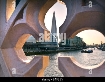 Shard, City Hall und moderne Skyline von London gesehen bei Sonnenuntergang durch Tower Bridge gotischen Stil Gehweg London UK Stockfoto