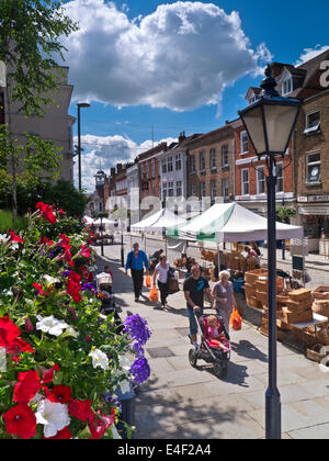 Guildford Market Day, High Street und Shopping auf einem blumigen sonnigen Sommer Kunst- und Handwerksstände Markt Day Guildford Surrey UK Stockfoto