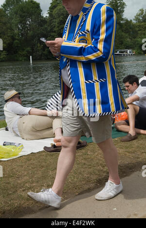 Englischer Mann mit Shorts, Hemd und Krawatte, Modeopfer und Ruderclub-Blazer. 22010er Jahre UK. Henley Royal Regatta benutzt ein mobiles iphone. 2014 Henley on Thames Berkshire, England. HOMER SYKES Stockfoto