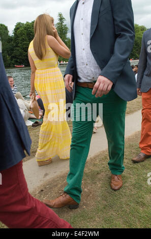 Herren Fashion 2010s UK. Stilvolle Herren Freizeitkleidung in modischen, grünen, farbigen Hosen. Frau in einem gelben langen Abendkleid. Henley Royal Regatta, Henley on Thames UK. 2014 England HOMER SYKES Stockfoto