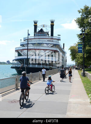 DETROIT, MI - 6 Juli: The Detroit Princess Riverboat in Detroit, MI, hier gezeigt am 6. Juli 2014, bietet Platz für bis zu 1800 Passagieren Stockfoto