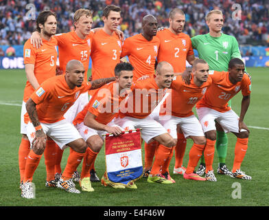 Sao Paulo, Brasilien. 9. Juli 2014. Den Niederlanden Startelf (oben L-R) Daley Blind, Dirk Kuyt, Stefan de Vrij, Bruno Martins Indi, Ron Vlaar, Torwart Jasper Cillessen, (unten L-R) Nigel de Jong, Robin van Persie, Arjen Robben, Wesely Sneijder und Georginio Wijnaldum posieren für das Gruppenfoto vor dem FIFA WM 2014-Halbfinale Fußball-Spiel zwischen den Niederlanden und Argentinien an die Korinther Arena in São Paulo , Brasilien, 9. Juli 2014. Foto: Marius Becker/Dpa/Alamy Live News Stockfoto