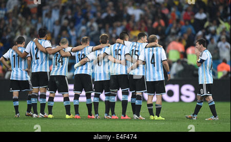 Sao Paulo, Brasilien. 9. Juli 2014. Argentinischen Spieler mit Lionel Messi (R) gesehen, während das Elfmeterschießen der FIFA WM 2014 Fußball-Halbfinale Spiel zwischen den Niederlanden und Argentinien an die Korinther Arena in Sao Paulo, Brasilien, 9. Juli 2014. Foto: Marius Becker/Dpa/Alamy Live News Stockfoto