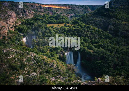 Wald mit Manojlovac Wasserfall, Nationalpark Krka, Kroatien Stockfoto