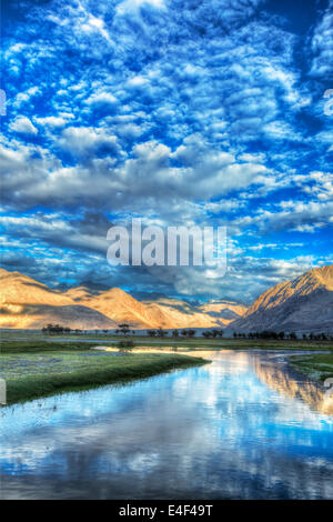 (Hoher Dynamikbereich) HDR-Bild des Nubra-Flusses in Nubra Tal im Himalaya, Hunder, Ladakh, Indien Stockfoto