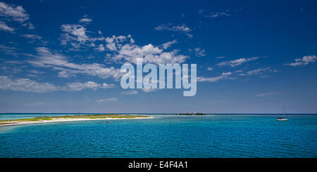 Segelschiff vor Anker am Fort Jefferson in Dry Tortugas Nationalpark Stockfoto