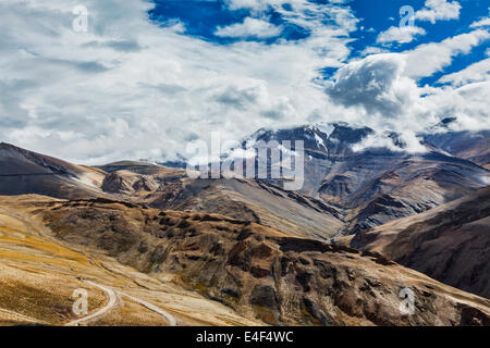 Himalaya-Landschaft in der Nähe von Tanglang-La pass. Ladakh, Indien Stockfoto