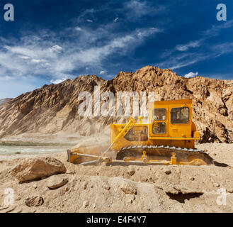 Planierraupe Straßenbau im Himalaya zu tun. Ladakh, Jammu und Kaschmir, Indien Stockfoto