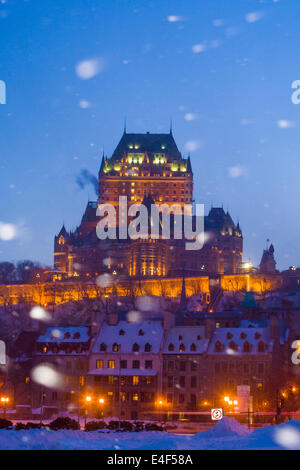 Schnee fällt vor Chateau Frontenac, Quebec Stadt Quebec, Kanada. Québec (Stadt) ist die älteste Stadt in Nordamerika. Stockfoto