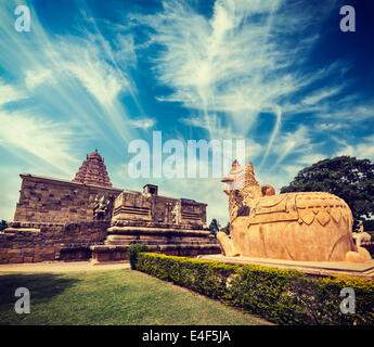 Vintage Retro-Hipster Stil reisen Bild des hinduistischen Tempel Gangai Konda Cholapuram mit riesigen Stier Nandi-Statue. Tamil Nadu Stockfoto