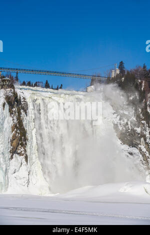 Montmorency fällt im Winter Montmorency River, Quebec Stadt, Quebec, Kanada. 272 Fuß hoch, höher als die Niagara 100 Fuß Stockfoto