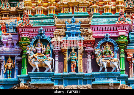 Shiva und Parvati auf Bull Bilder. Skulpturen auf Hindu Tempel Gopura (Turm). Meenakshi-Tempel in Madurai, Tamil Nadu, Indien Stockfoto