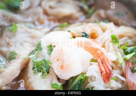 Thai pikante Nudeln mit Garnelen Stockfoto