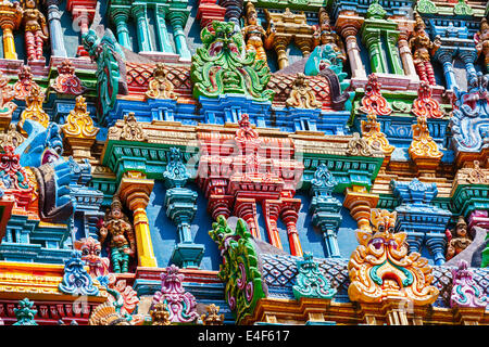 Skulpturen auf Hindu Tempel Gopura (Turm). Meenakshi-Tempel in Madurai, Tamil Nadu, Indien Stockfoto