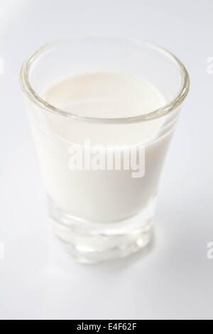 Mini-Glas frische fettarme Milch Stockfoto