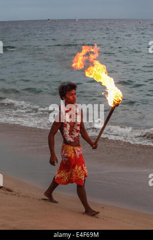 Klippenspringer trägt Feuer am Kaanapali Beach in Richtung Black Rock, Licht Fackeln vor dem Tauchen während show Stockfoto