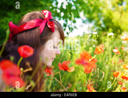 Frau mit Blumen auf Feld Stockfoto