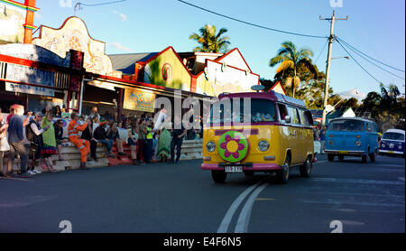 Kombi-vans nehmen Teil an der Kombi-Parade zum Gedenken an die bevorzugte Methode des Transportes durch die ursprünglichen Hippies im Jahr 1973. Stockfoto