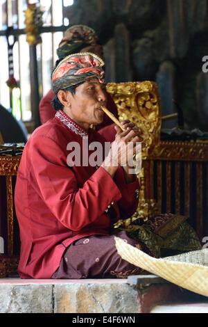 Musician bei The & Keris Barong Tanz-Performance Denpasar Bali Indonesien Stockfoto
