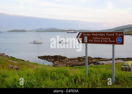 Touristische Informationen Wegweiser zeigt die Richtung, die "äußeren Hebriden Essen Trail" Stockfoto