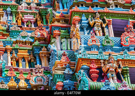 Skulpturen auf Hindu Tempel Gopura (Turm). Meenakshi-Tempel in Madurai, Tamil Nadu, Indien Stockfoto
