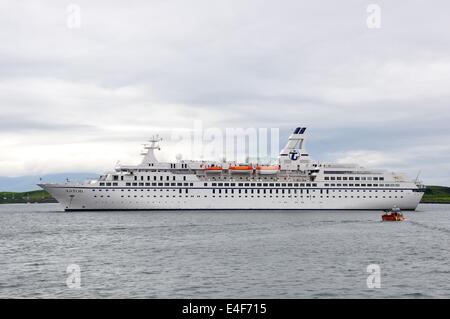 Kreuzfahrtschiff Astor in Oban Bay, Schottland, UK verankert Stockfoto