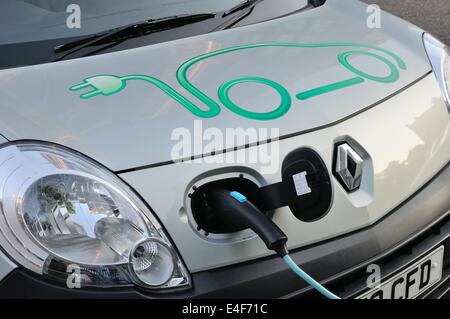 Elektrisch betriebene Auto aufgeladen. Stockfoto