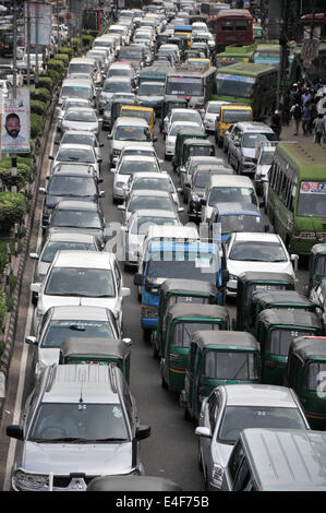 Dhaka, Bangladesch. 10. Juli 2014. Fahrzeuge stecken im Stau auf einer Straße in der Rush Hour während islamischen Fastenmonats Ramadan in zentralen Dhaka, Bangladesch, 10. Juli 2014. © Shariful Islam/Xinhua/Alamy Live-Nachrichten Stockfoto