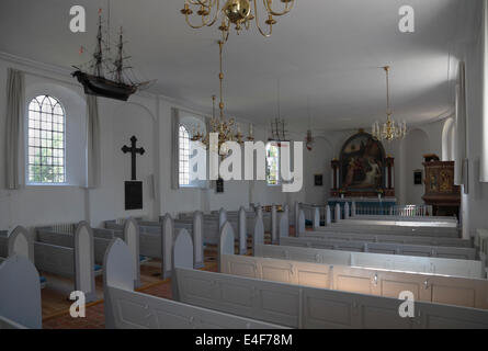 Hauptschiff, Votiv Schiffsmodell, Gestühl, Kanzel und Altar in Gilleleje Kirche, Nord Seeland, Dänemark. Ein Teil der jüdischen Geschichte Dänemark WW2. Stockfoto