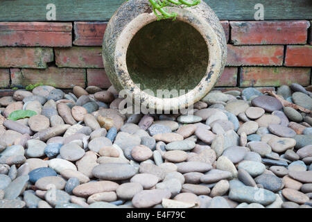 Garten irdenen Krug auf braunen Kieselstein dekoriert Stockfoto