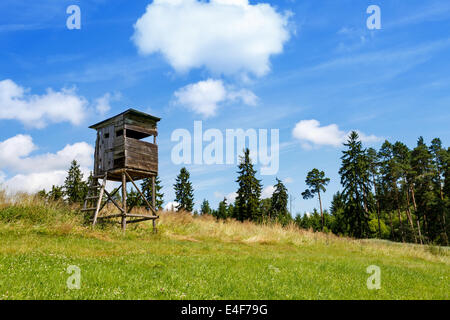 Hölzerne Jäger Hochsitz in Landschaft Landschaft, Tschechische Republik Stockfoto