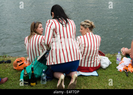 Frauen tragen Ruderteam ausgezogen Club Blazer auf der Henley Auf der Thames Royal Regatta UK 2014 2010er UK HOMER SYKES Stockfoto