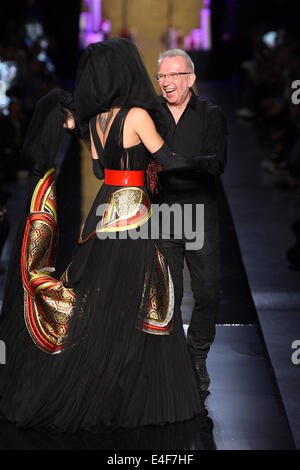 Paris, Frankreich. 9. Juli 2014. Französischer Designer Gaultier und österreichische Sänger Thomas Neuwirth Alias Conchita Wurst präsentieren Gaultier Herbst/Winter 2014/2015 Kollektion während der Paris Haute Couture Fashion Week in Paris, Frankreich, 9. Juli 2014 vorgestellt. Paris Haute Couture Modenschauen laufen bis 9. Juli 2014. Foto: Hendrik Ballhausen/Dpa/Alamy Live News Stockfoto