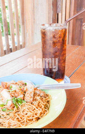 Einfache Mahlzeit mit rühren gebraten, pikante Nudeln und cola Stockfoto